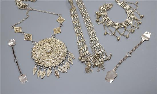 A quantity of assorted white metal jewellery.